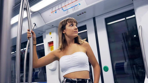 Giovane donna con mano destra nel tubo di Barcellona . — Foto Stock