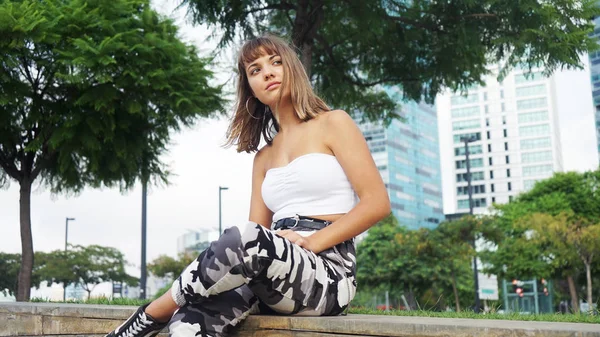 Retrato de una joven relajante disfrutando meditando en el banco — Foto de Stock