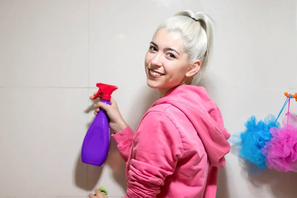 Mujer Rubia Cepillando Pelo Con Peine Baño Limpieza Casa — Foto de Stock