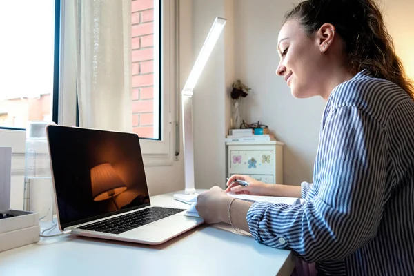 Mujer Atractiva Joven Haciendo Deberes Sentado Escritorio Con Computadora Portátil — Foto de Stock