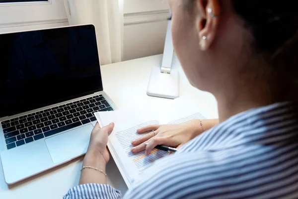 Jonge Aantrekkelijke Vrouw Doet Huiswerk Zitten Desktop Met Moderne Laptop — Stockfoto