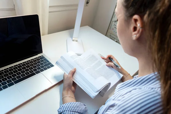 Jonge Aantrekkelijke Vrouw Doet Huiswerk Zitten Desktop Met Moderne Laptop — Stockfoto