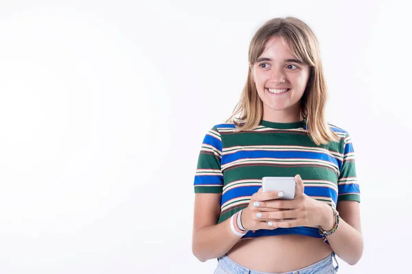 Jovem Feliz Usando Smartphone Sobre Fundo Branco — Fotografia de Stock