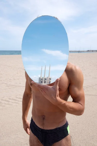 選択的な焦点である空に反射される鏡を持っている 人間と自然の一体性の概念 — ストック写真