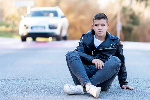 Elegante Joven Sentado Carretera Mientras Mira Cámara —  Fotos de Stock