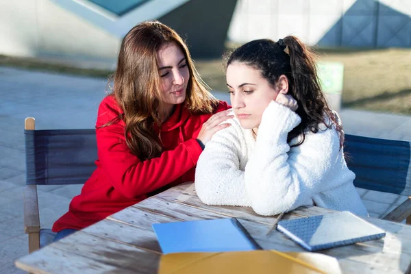 Una Mujer Adolescente Consolando Otra Después Romper — Foto de Stock