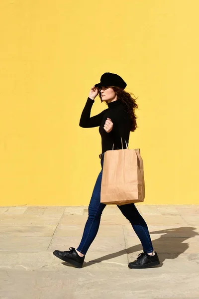 头戴黄墙帽 头戴黑色服装 头戴购物袋的时尚女人像 — 图库照片