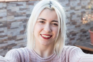 Güzel sarışın bir kadının selfie çekmesi.