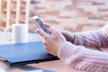Akıllı telefon kullanan bir kadına yaklaş.