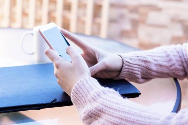 Akıllı telefon kullanan bir kadına yaklaş.