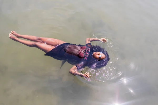 Bella Giovane Donna Afroamericana Galleggiante Una Piscina Acqua — Foto Stock