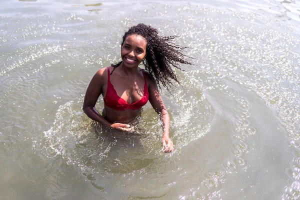 Linda Jovem Afro Mulher Férias Uma Praia Olhando Câmera — Fotografia de Stock