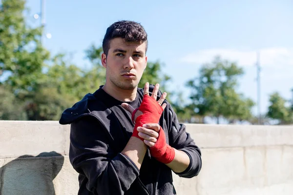 Boxeador Preparándose Para Entrenamiento Con Vendaje Antebrazo Aire Libre —  Fotos de Stock