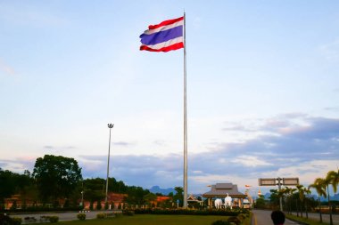 Üçüncü Thailao Dostluk Köprüsü günbatımı zamanı, Tayland Mekong Nehri üzerinde