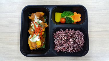 Pirinç meyvesi, sebze ve tavuk ile öğle yemeği kutusu.