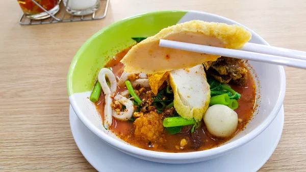 魚のボール、野菜、スープなどからなる麺丼 — ストック写真