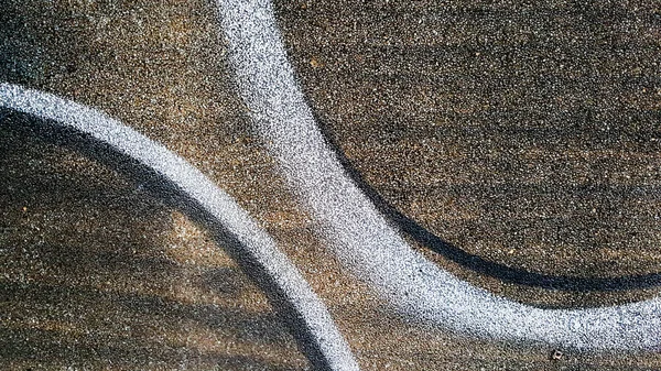 Zwarte en bruine kleur van asfalt looppad in de parken of tuin — Stockfoto