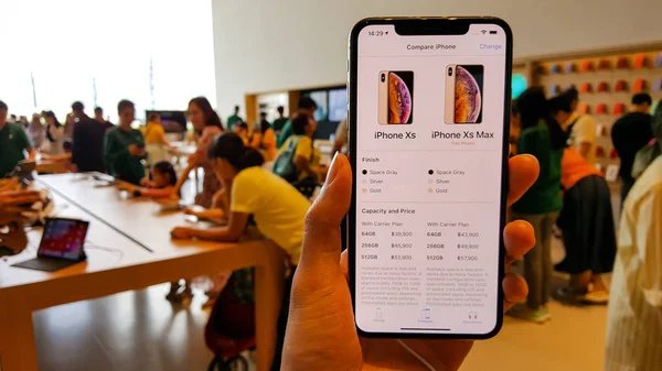 Mãos no novo Apple iPhone XS Max na Apple Store — Fotografia de Stock