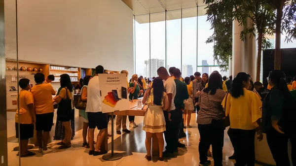 Müşteriler apple store'da iphone Xr test ediyor