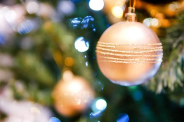 altın topu glitter ile noel ağacı