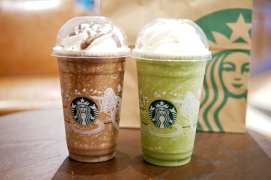 Ahşap masaya yerleştirilen çikolata ve yeşil çay frappe