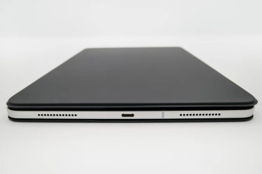 akıllı kalem ve siyah kapaklı akıllı ve modern tablet
