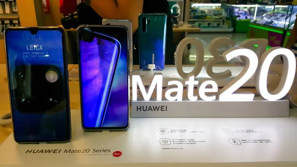 Hands on Huawei Hate 20 Series — Stock Photo, Image