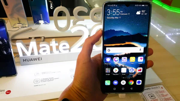 Hands on Huawei Hate 20 Series — Stock Photo, Image