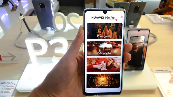 Hands on Huawei P30 Pro — Stock Photo, Image