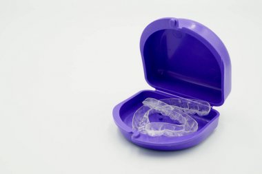 kutu setinde şeffaf plastik tutucu dişler