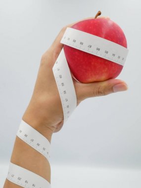 İnsan eli tutan taze kırmızı elma bu spiral kol