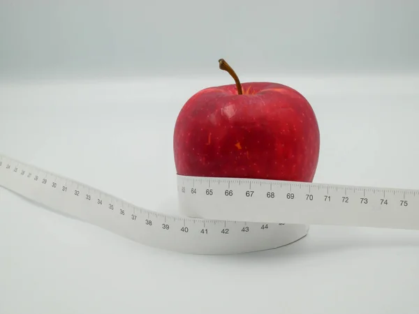 红苹果和测量卷尺厘米 免版税图库照片