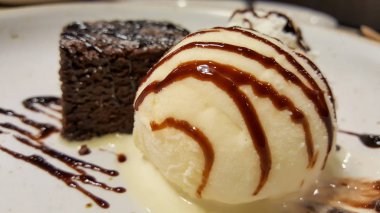 beyaz bir disk üzerinde dondurma vanilya ile çikolatalı brownies