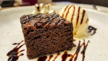 beyaz bir disk üzerinde dondurma vanilya ile çikolatalı brownies
