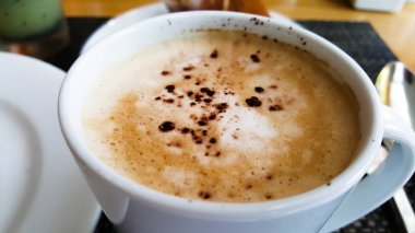 Köpük ve çikolata ile kapuçino kahve bir fincan