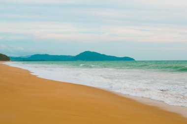 Deniz mavi renkli su ile güzel plaj okyanus dalgası