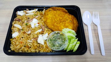 Siyah plastik kutuda yengeç kızarmış pilav gıda Tay hazır yemekler