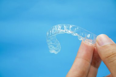 el açık plastik tutucu dişleri tutarak