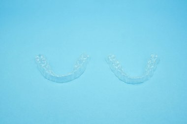 mavi gökyüzü arka plan üzerinde izole net plastik tutucu dişler