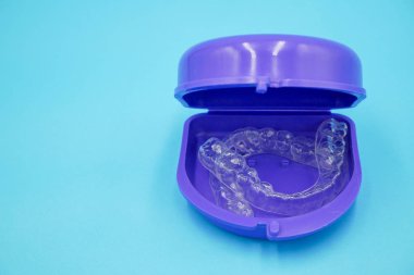 mavi gökyüzü arka plan üzerinde izole kutu seti net plastik tutucu dişler