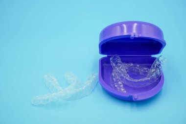 mavi gökyüzü arka plan üzerinde izole kutu seti net plastik tutucu dişler