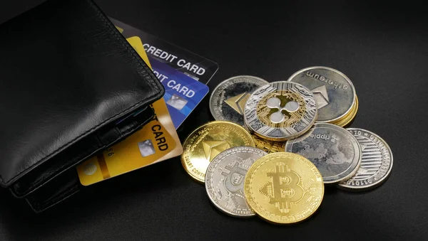 Versión física de bitcoin y cartera de cuero y tarjeta de crédito — Foto de Stock