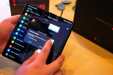 Bangkok, Tayland - 4 Haziran 2020 'de Huawei Mate XS, Huawei tarafından üretilen, Android tabanlı, katlanabilir bir akıllı telefon olan Tayland' da tanıtıldı.