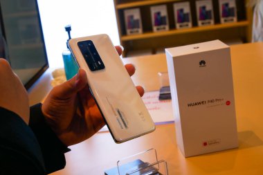 Bangkok, Tayland - 4 Haziran 2020, HUAWEI P40 Pro + Huawei tarafından üretilen Android tabanlı bir akıllı telefon olan Tayland 'da tanıtıldı.
