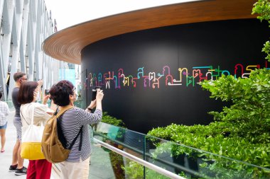 BANGKOK, THAILAND - 23 Temmuz 2020: İkinci Apple Store Central World, Bangkok 'taki en büyük alışveriş merkezi olan CentralWorld' de yapım aşamasında.
