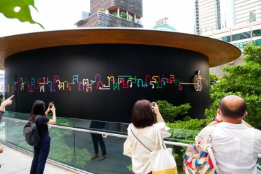 BANGKOK, THAILAND - 23 Temmuz 2020: İkinci Apple Store Central World, Bangkok 'taki en büyük alışveriş merkezi olan CentralWorld' de yapım aşamasında.