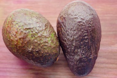 Ahşap arka plan üzerinde avokado