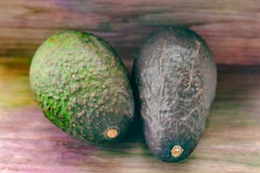 Ahşap arka plan üzerinde avokado