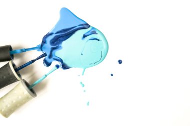 Püsküller damladamla ile Mavi oje shellac vernik leke beyaz arka plan üzerinde yakın damla.