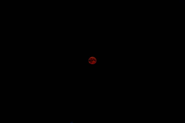 Toplam kırmızı renk süper ay ay tutulması koyu siyah gece gökyüzü Halloween kavramı izole